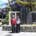 Okinawa - Denkmal Gichin Funakoshi mit Piero Lüthold